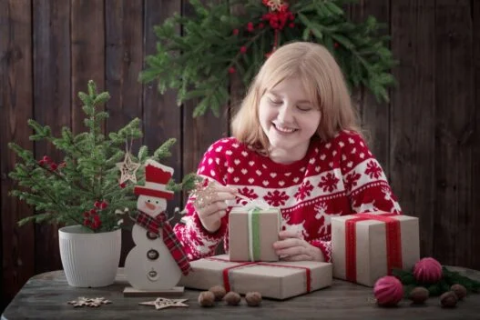 Teenager med gaver fra en pakkekalender